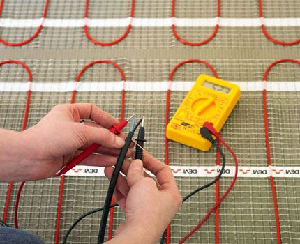 Vérification des caractéristiques électriques du sol avant de couler la chape Vérification de l'opérabilité du système électrique