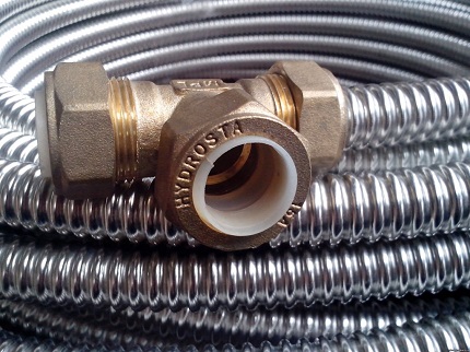 Pour l'assemblage, vous pouvez utiliser un tuyau en acier inoxydable Tubes et raccords