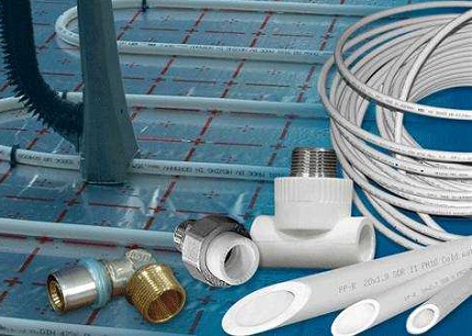 Pipes and fittings for assembling water floor heating Polypropylene pipes