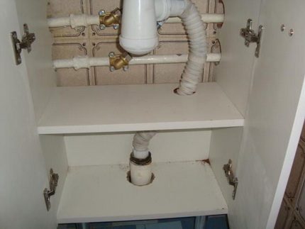 Siphon at piping sa gabinete sa ilalim ng lababo Kabinet ng paghuhugas