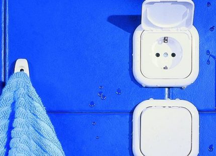 Ang bilang ng mga saksakan para sa banyo ay binalak sa yugto ng pag-aayos Socket sa banyo