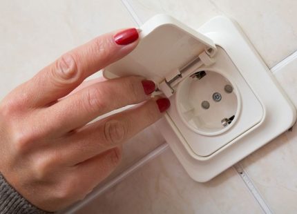 Kapag bumili ng isang socket na may takip, dapat mong suriin ang pagganap nito Sinusuri ang kalidad ng outlet