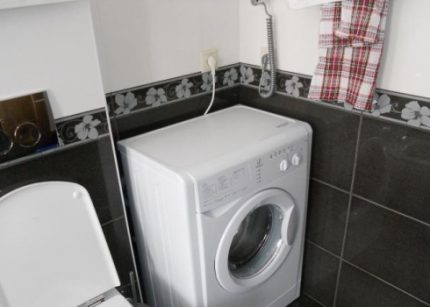 Para sa isang washing machine, ipinapayong magbigay ng isang hiwalay na outlet Power outlet sa mataas na taas