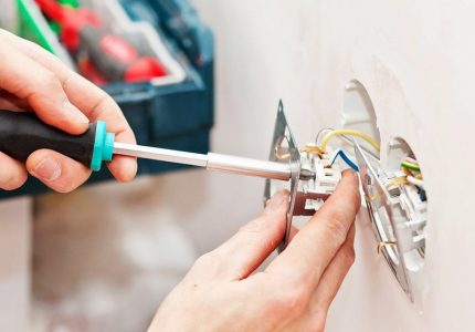 Mahalagang malinaw na obserbahan ang code ng kulay kapag kumokonekta sa mga wire Pagkonekta ng mga wire sa isang power outlet