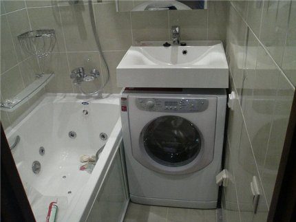Small-sized washing machine Small-sized washing machine