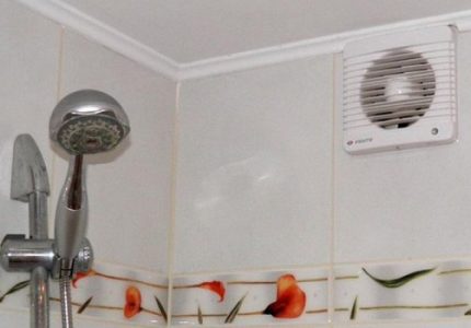 Ventilador no orifício de exaustão no banheiro Ventilador de banheiro
