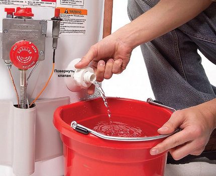 Pagwawalis ng tubig mula sa isang boiler hanggang isang balde Pagwawalis ng tubig mula sa isang boiler hanggang isang balde