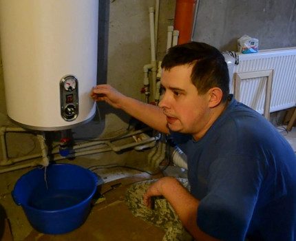 Inilabas ng master ang tubig mula sa boiler Inilabas ng master ang tubig mula sa boiler