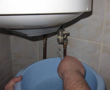 Ang kanal ng tubig sa pamamagitan ng balbula sa kaligtasan Ang kanal ng tubig sa pamamagitan ng balbula sa kaligtasan