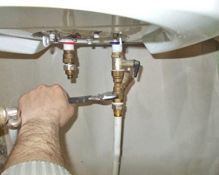 Naghahain ang master sa boiler Naghahain ang master sa boiler