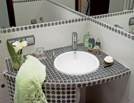 Góc trên cùng với chậu rửa mặt Góc bồn rửa mặt