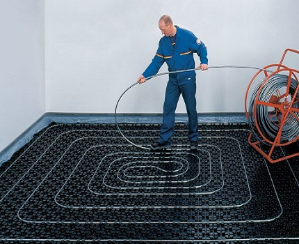 For small rooms, the pipe is often placed with a snail Snail laying method