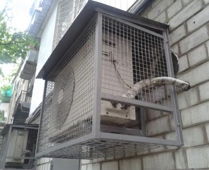 Aizsardzības kārba palīdzēs novērst vandaļu nodarīto kaitējumu ārējai vienībai. Iekštelpu vienības aizsardzība
