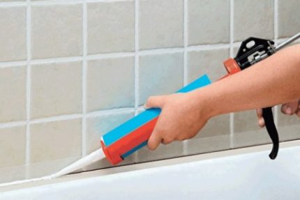 Tetter avstanden mellom badet og veggen med fugemasse Fugemasse