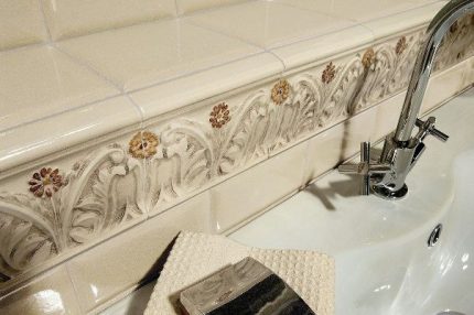Hvordan lukke gapet mellom veggen og badet med en keramisk dekorativ kant Keramisk kant i interiøret