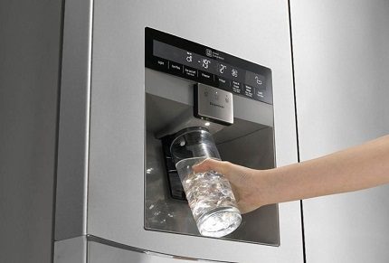 De nombreux modèles sont équipés de l'option de refroidissement de l'eau et de génération de glace Modèle avec distributeur d'eau et de glace