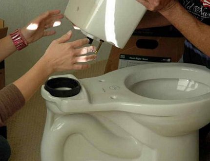 Installer le réservoir sur les toilettes Installer le réservoir sur les toilettes