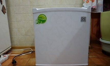 Les modèles compacts sont souvent utilisés pour voyager et à la campagne Réfrigérateur pour bébé FR-051AR
