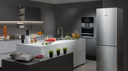 Le noir et le gris sont les schémas de couleurs les plus populaires. Réfrigérateur argent