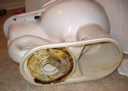 Démontage d'une ancienne toilette Démontage d'une ancienne toilette