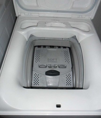 Īpaši kompakti modeļi ar vertikālu lietu iekraušanu Modelis AEG L76265TL3