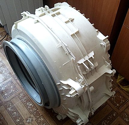 Tank removed from the machine Tank removed from the machine