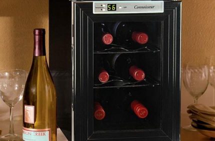Der kleinste Weinkühler fasst 6 Flaschen Standard Bordeaux Flasche