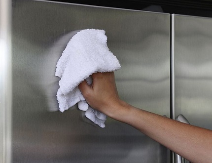 Wie und wie man den Kühlschrank draußen wäscht Kühlschranktür reinigen