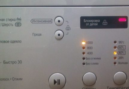 Tous les paramètres sont affichés à l'écran. Affichage de la machine à laver à onduleur