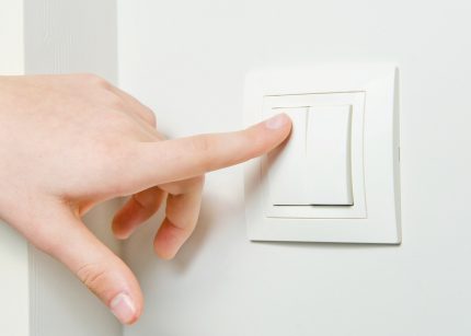 İki farklı odadaki lambalar tek bir cihazla kontrol edilebilir. Tek anahtarla çalıştırma