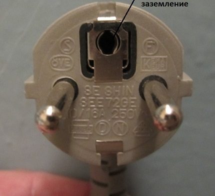 Grounding plug