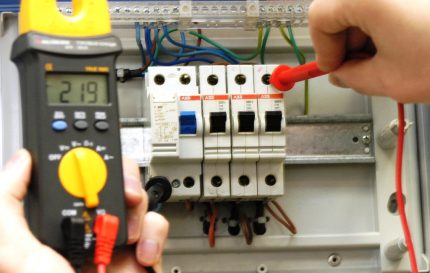 Makinenin blendajın takılması Montaj devre kesici