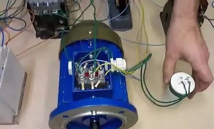 The thermal relay is connected directly to the object of protection Motor shutdown