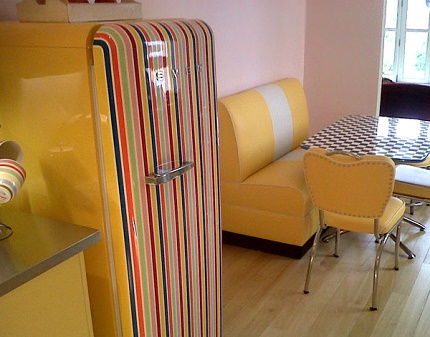 Eintüriges Modell des italienischen Retro-Kühlschranks Eintüriges Modell des italienischen Retro-Kühlschranks