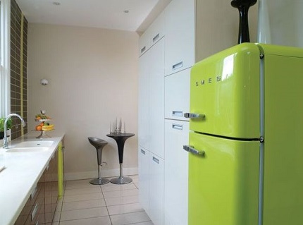 Smeg zweitüriger Kühlschrank in der Küche Smeg zweitüriger Kühlschrank in der Küche