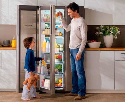 3- oder 4-türige Kühllösungen sind groß Samsung Kühlschrank mit drei Türen