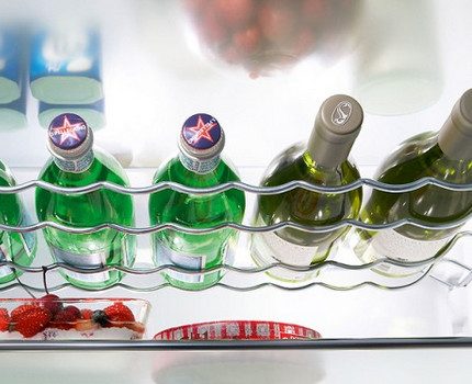 Ein separater Aufbewahrungsort für Flaschen mit unterschiedlichem Inhalt wird Ihnen im heißen Sommer gefallen Regal für Wasser und Wein