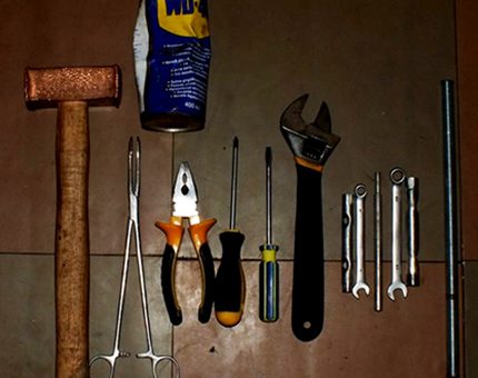 Tools for disassembling machines Tools for disassembling machines