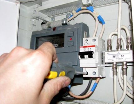 Paghiwalay ng mga de-koryenteng switch Paghiwalay ng mga de-koryenteng switch
