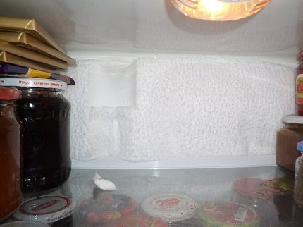 Schnee in der Kühlschrankkammer Schnee in der Kühlschrankkammer