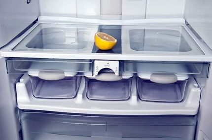 Oft helfen Zitrusfrüchte dabei, den Geruch von Fisch und Fleisch zu neutralisieren. Zitrone zur Lufterfrischung