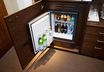 Sehr kleine Kühlschränke dienen als Minibar in einem Hotelzimmer Minibar