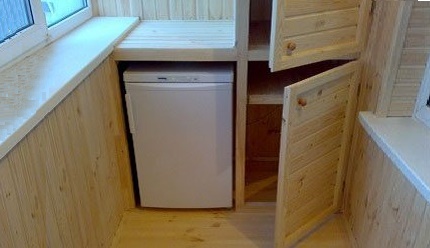 Kompakter Kühlschrank auf der Loggia Kompakter Kühlschrank auf der Loggia