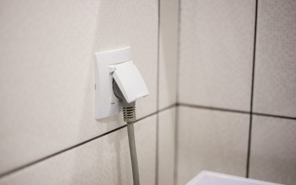 Bezeichnungen werden auf den Gerätekoffer aufgebracht. Kennzeichnung auf Elektrogeräten