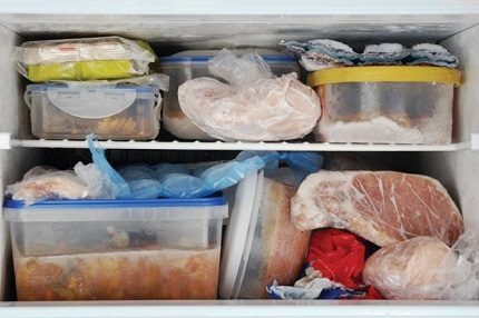 In einem überfüllten Gefrierschrank zirkuliert die Luft schlecht Lebensmittel Gefrierschrank