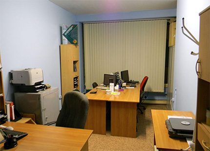 Matériel électrique dans la salle de bureau Salle de bureau avec appareils électriques