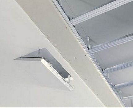 Ambar kapağı montajı için açılır tavan Bağlantı kutularının asma tavanın arkasına yerleştirilmesi