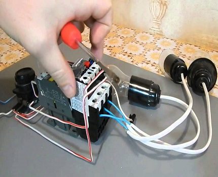 The thermal protection relay is adjusted according to the instructions. Current relay connection