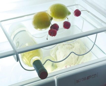 Ang mga Transparent na mga istante at drawer ay nagpapagaan ng camera Mga istante ng bote