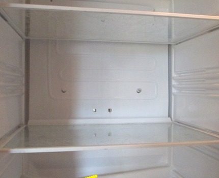 Не пробијајте задњу посуду Оштећења на фрижидеру